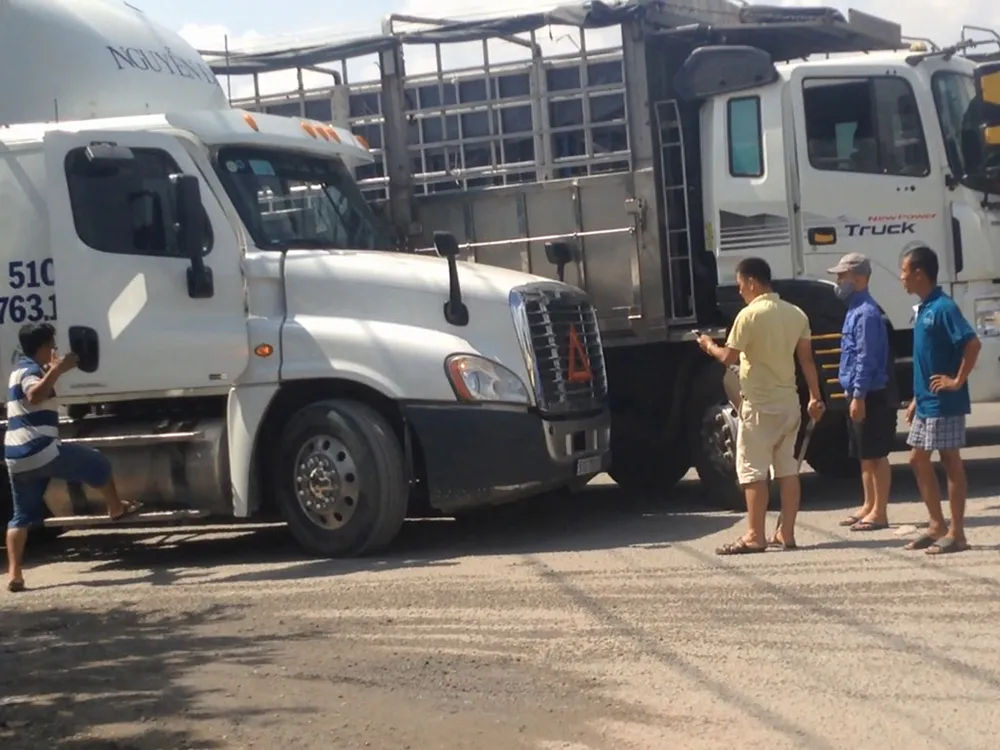 Sau va chạm một tài xế cầm xuống thanh sắt cầm ở tay dọa đánh.